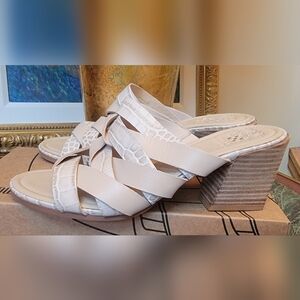 NIB Vince Camuto Cream Leather Strappy Block Heel Slide Sandals 9